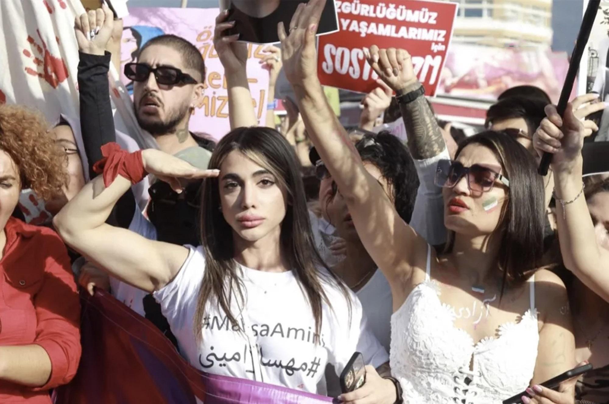 Read more about the article Iranian Bikini Fitness Model Gets Death Threats After Protest March