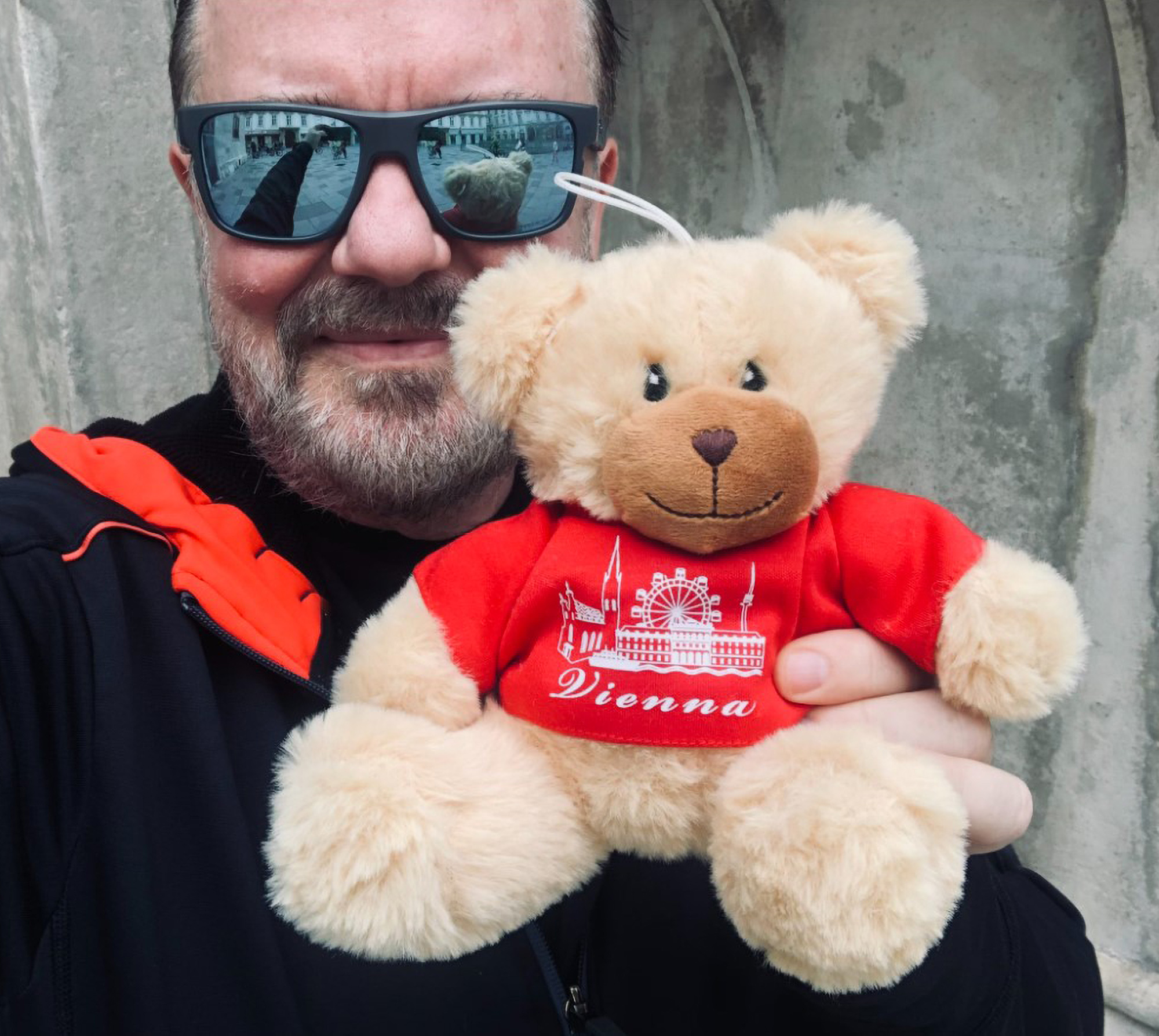 Read more about the article Ricky Gervais Signs Teddy Bear And Leaves It Somewhere In Vienna For Fans To Find