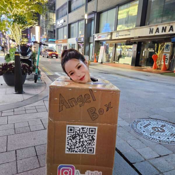 Blogger Slammed For Walking In Cardboard Box And Inviting Strangers To Touch…