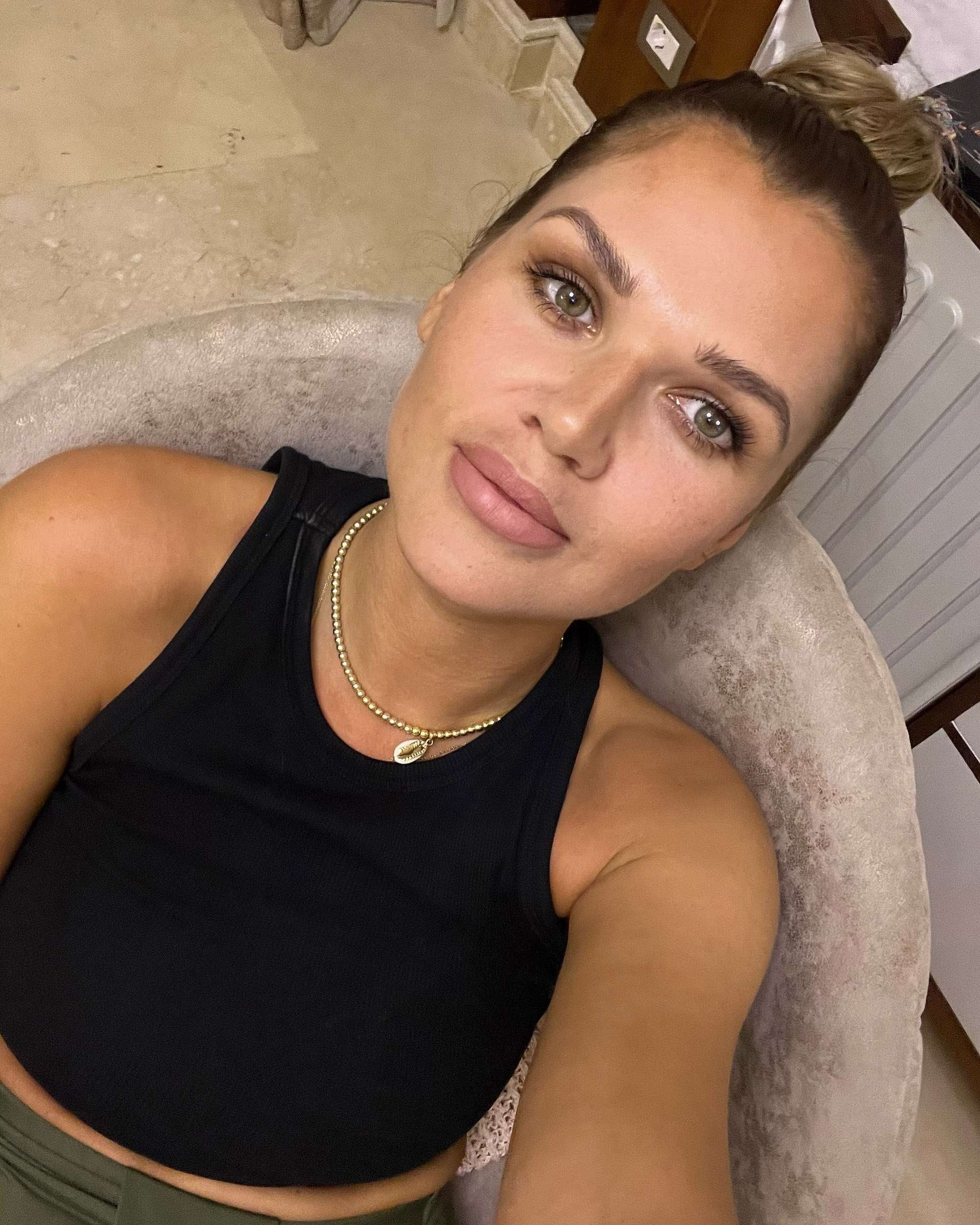 Read more about the article Stunning German Influencer Says She Never Would Have Achieved Sobriety Without Her Daughters