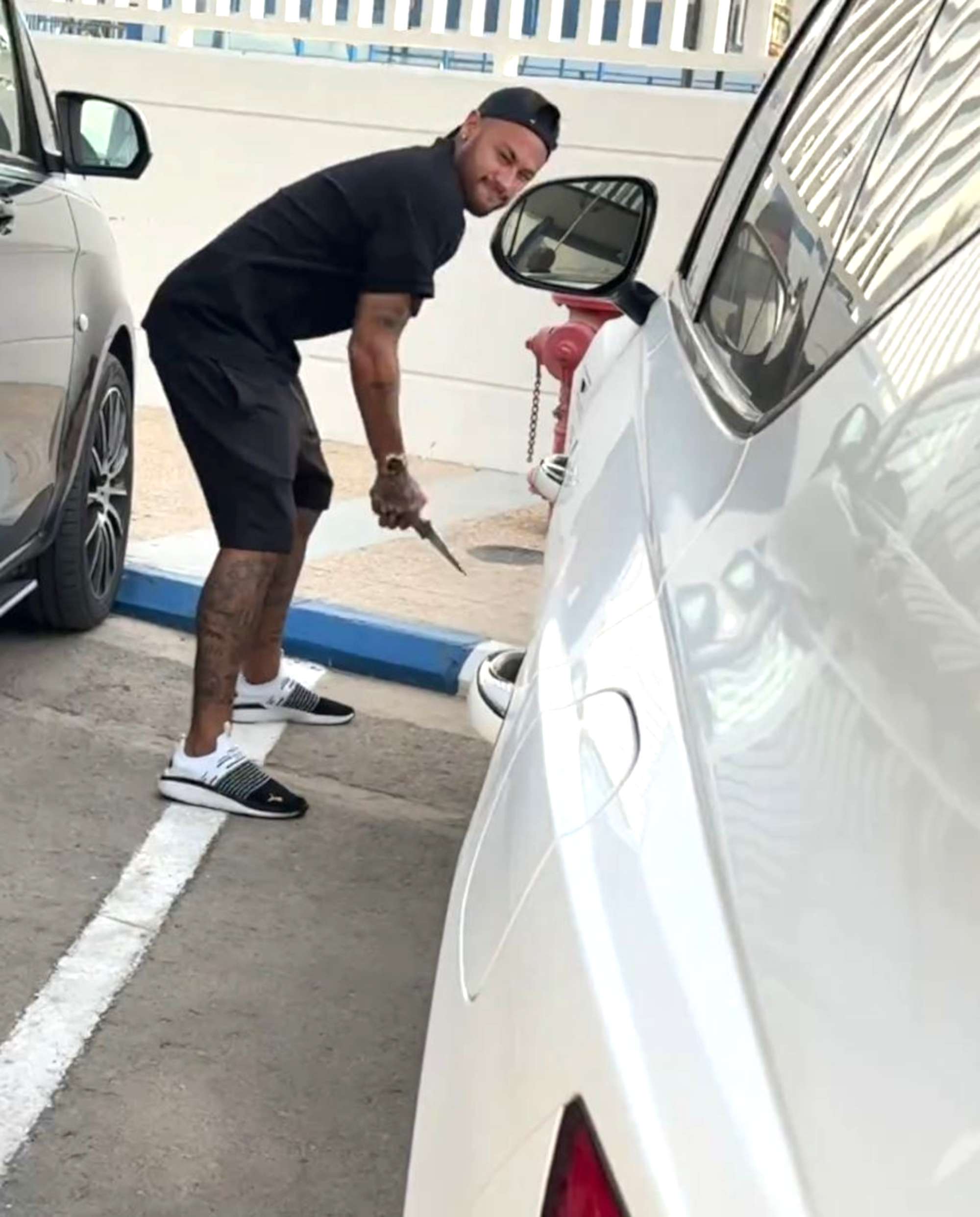 Read more about the article Furious Neymar Slashes Teammate’s Tyres After Harmless Shoelace Trick